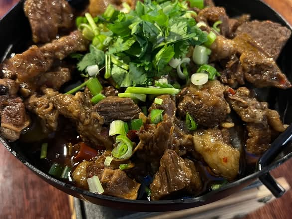 A20. Beef stew clay hot pot 牛肉火锅
